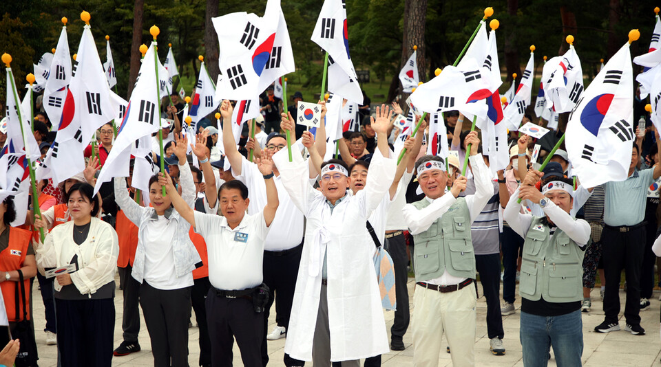 ‘제30회 평화통일기념 시민걷기대회’에서 광복절을 기념하는 만세삼창을 하고 있다.