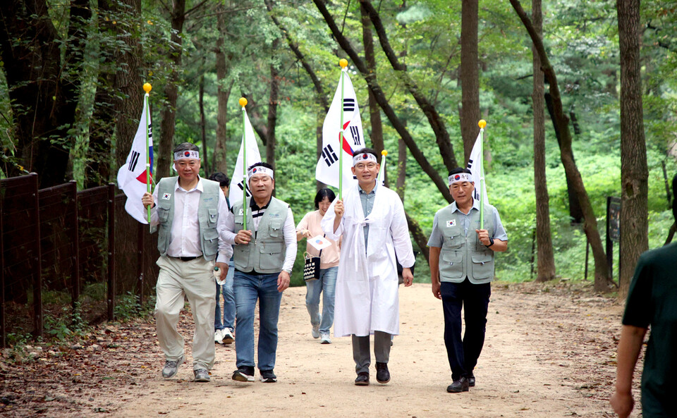 제81주년 광복절을 맞아 ‘제30회 평화통일기원 시민걷기대회’ 참가자들이 홍유릉 산책로를 걷고 있다.